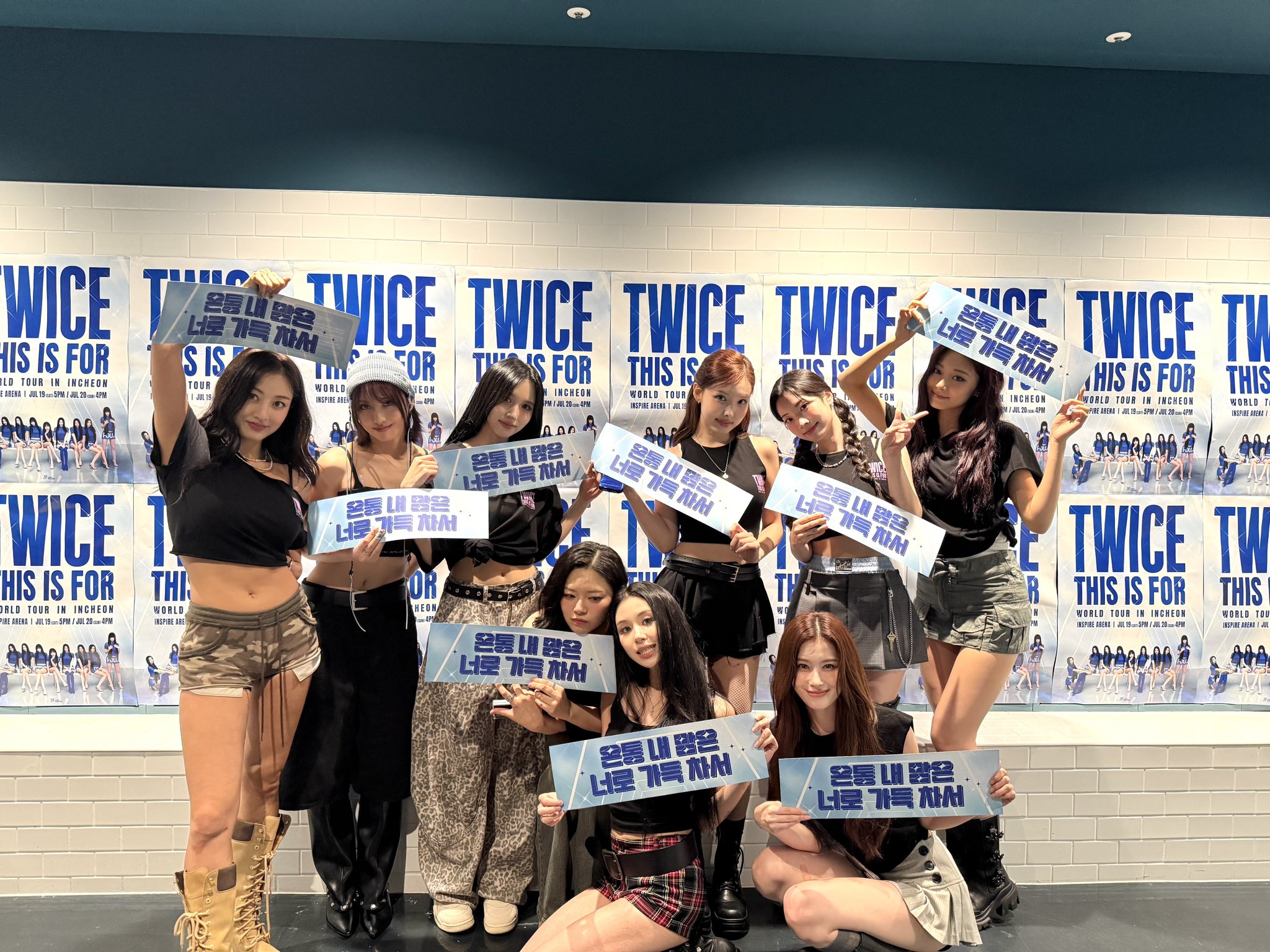 TWICE WORLD TOUR – DAY 1